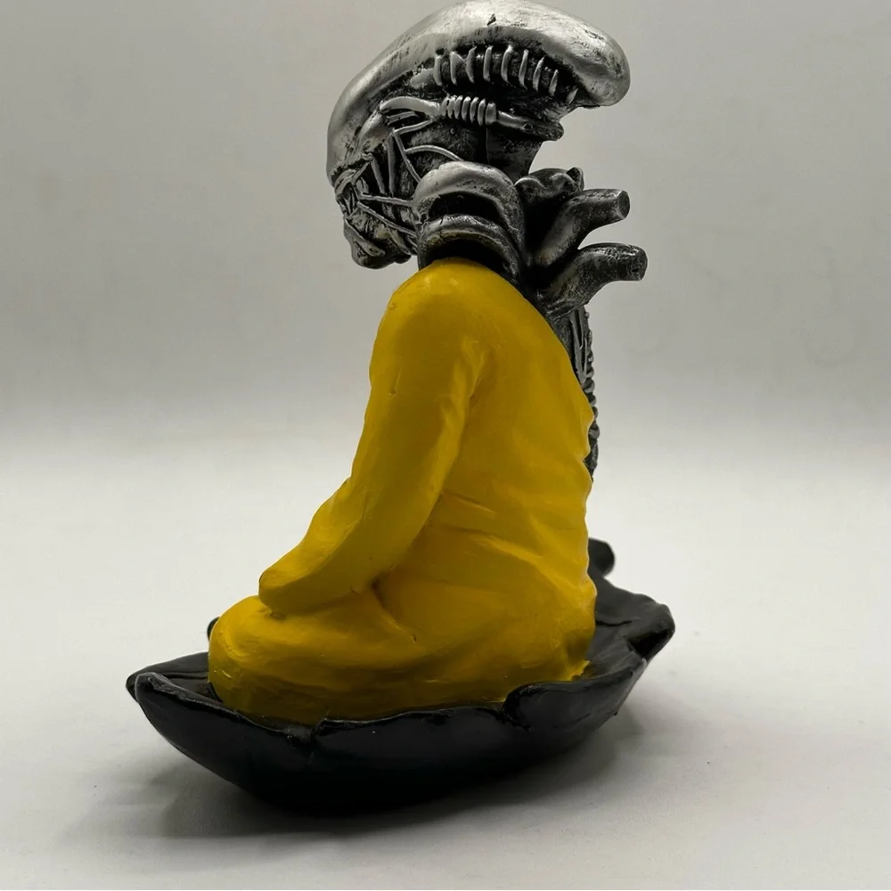 Sci-Fi Alien Romulus xenomorph Buddha monk funny  mashup meditation‎ statue NWOT